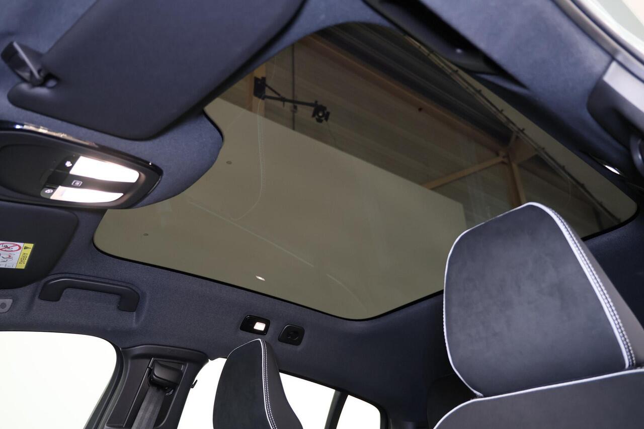 Volvo C40 Single Motor Extended Range Ultimate 82 kWh - Panoramadak - IntelliSafe Assist & Surround - 360º Camera - Verwarmde voorstoelen, stuur & achterbank - Parkeersensoren voor & achter - Elektr. bedienb. voorstoelen met geheugen links - Draadloze tel. lader - 