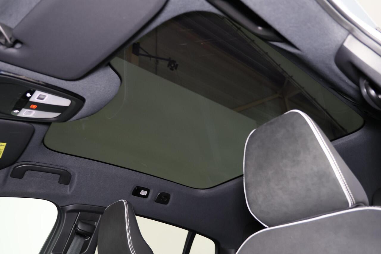 Volvo C40 Single Plus - Panoramadak - IntelliSafe Assist & Surround - Parkeercamera achter - Verwarmde voorstoelen & stuur - Parkeersensoren voor & achter- Draadloze tel. lader - Warmtepomp - Extra getint glas - 20' LMV