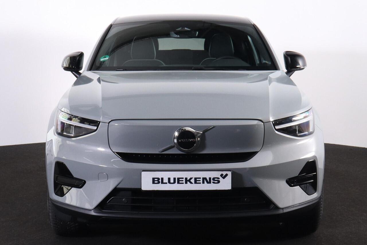 Volvo C40 Single Plus - Panoramadak - IntelliSafe Assist & Surround - Parkeercamera achter - Verwarmde voorstoelen & stuur - Parkeersensoren voor & achter- Draadloze tel. lader - Warmtepomp - Extra getint glas - 20' LMV