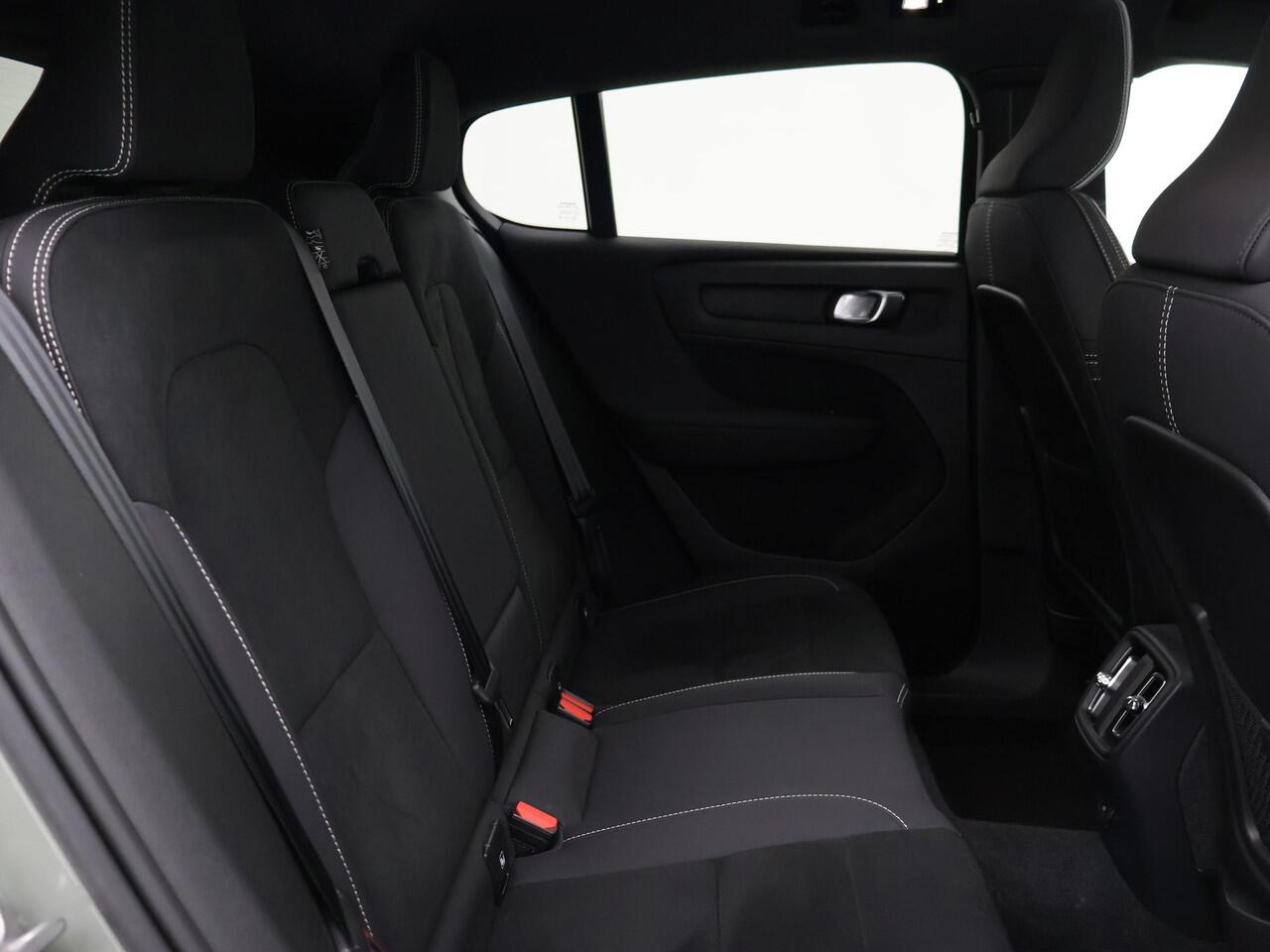 Volvo C40 RECHARGE TWIN ULTIMATE 78 kWh 408 PK SAGE GREEN + ELEK. TREKHAAK | 20 INCH | PANORAMA | PILOT ASSIST | ACC | HK