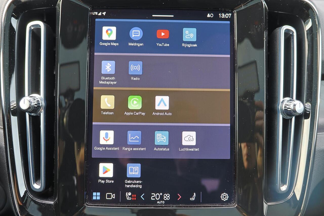 Volvo C40 Plus 69 kWh - Panoramadak - IntelliSafe Assist & Surround - Parkeercamera achter - Verwarmde voorstoelen & stuur - Parkeersensoren voor & achter - Warmtepomp - Draadloze tel. lader - Extra getint glas - 20' LMV