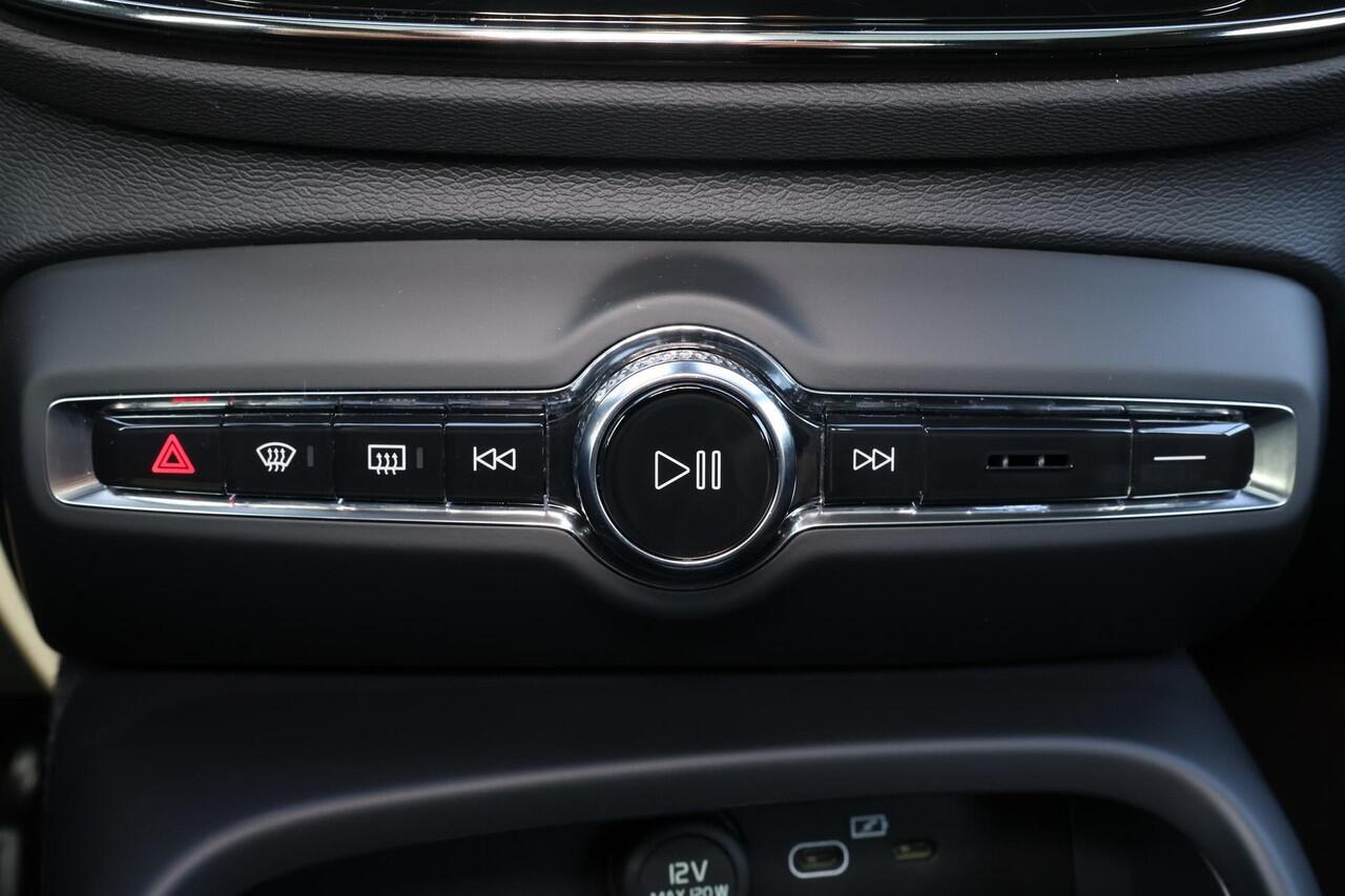 Volvo C40 Single Motor Extended Range Ultimate 82 kWh - Panoramadak - IntelliSafe Assist & Surround - 360º Camera - Verwarmde voorstoelen, stuur & achterbank - Parkeersensoren voor & achter - Elektr. bedienb. voorstoelen met geheugen links - Draadloze tel. lader - 