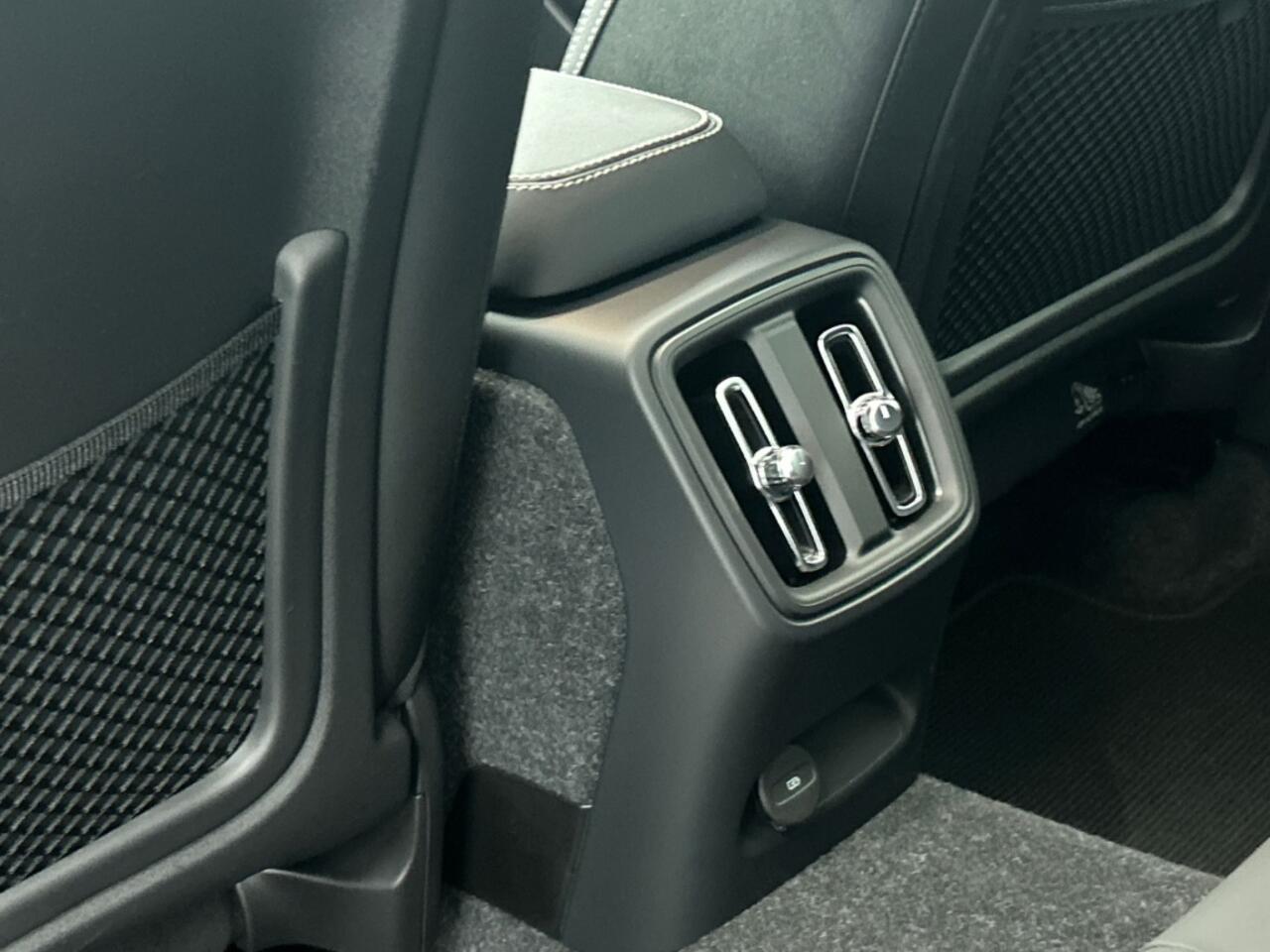 Volvo C40 Extended Range Plus 82 kWh | Trekhaak | Extra getint glas