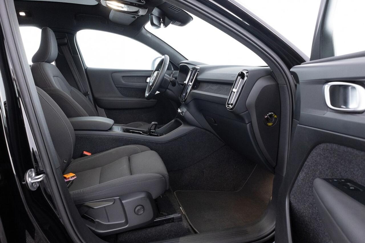 Volvo C40 Recharge Core 70 kWh | PANORAMADAK | Full LED | ECC | NAVI