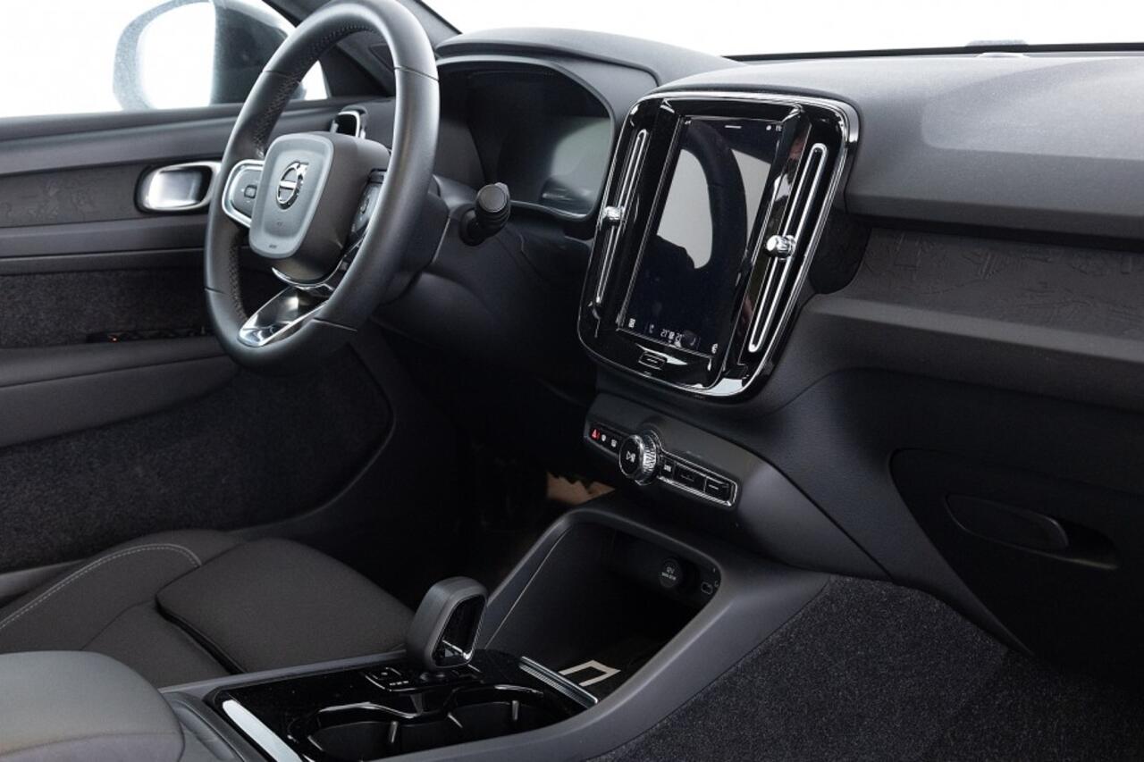 Volvo C40 Recharge Core 70 kWh | PANORAMADAK | Full LED | ECC | NAVI