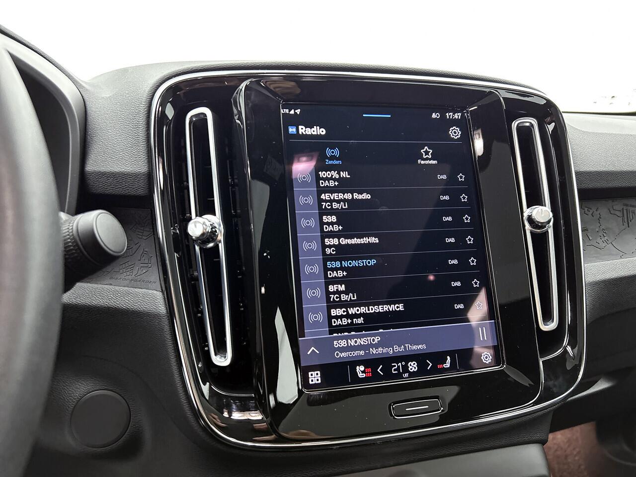 Volvo C40 Recharge Plus 69 kWh SOH 95% / Panoramadak / Trekhaak / Camera / Stoel-Stuurverwarming / Navigatie / Radio-multimedia / Apk 01-2027