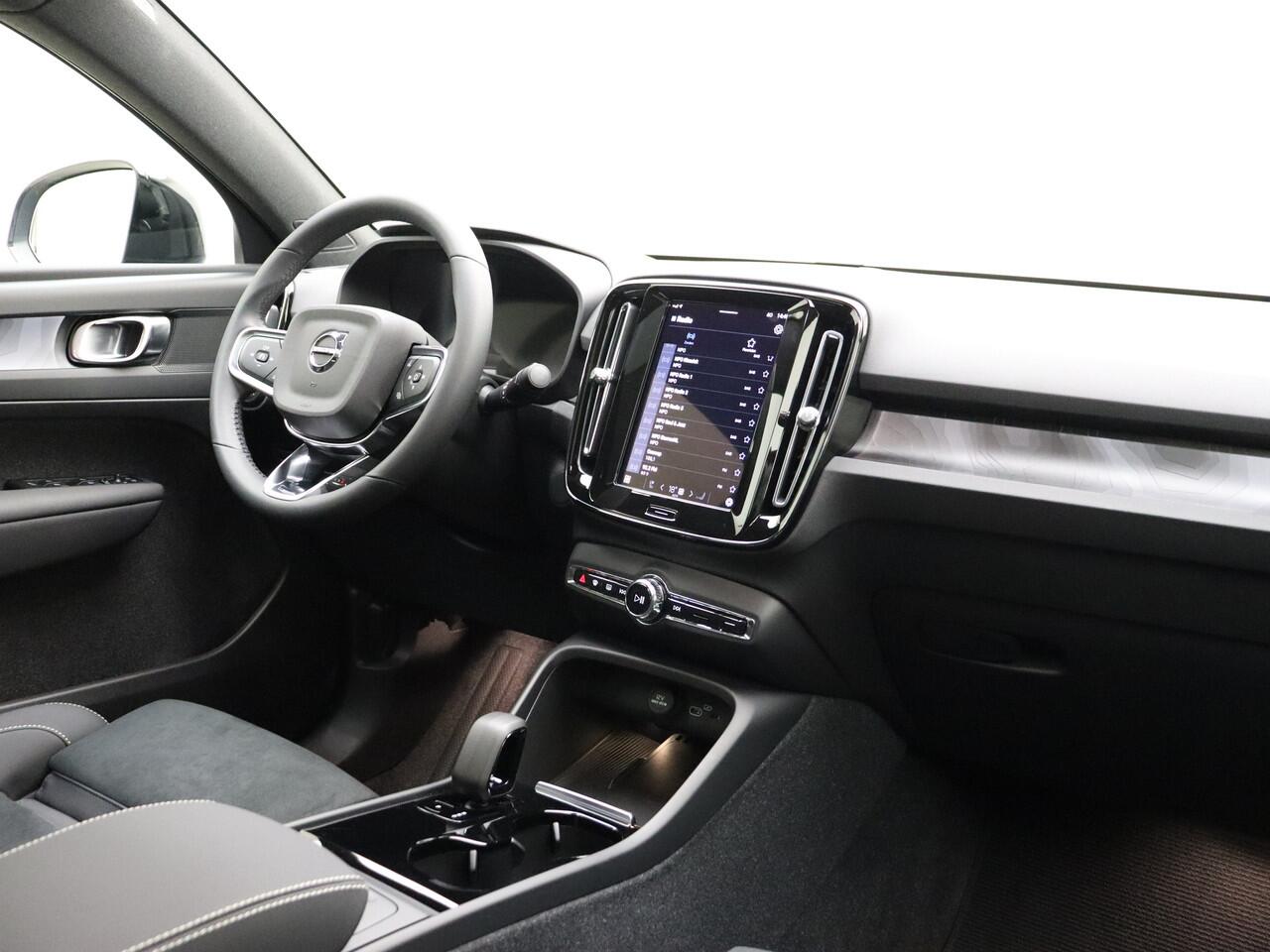 Volvo C40 Extended Range Plus / El. Trekhaak / Nubuck / Getint glas / Gratis onderhoud t/m 17-01-2028 / Climate /