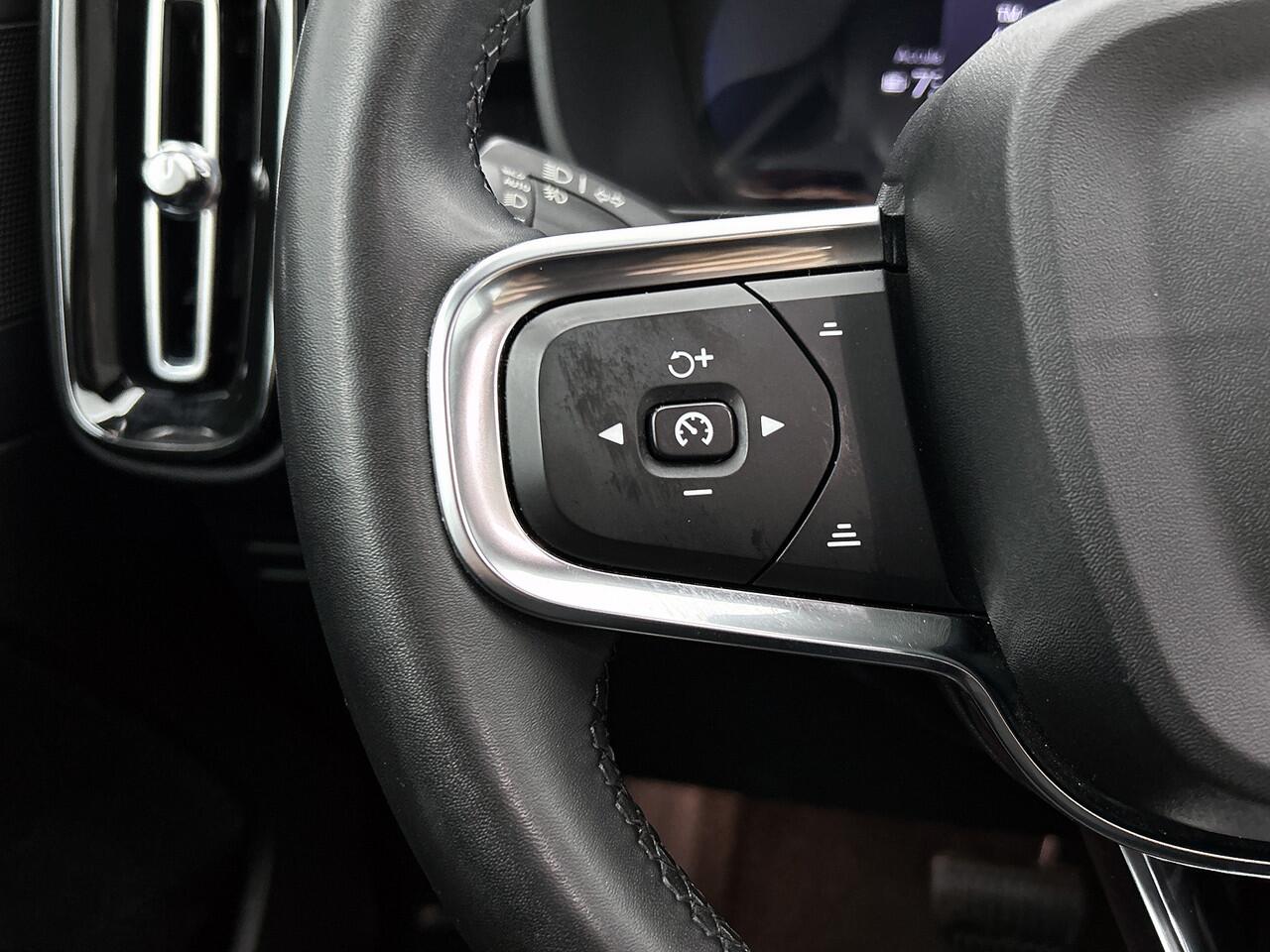 Volvo C40 Recharge Plus 69 kWh SOH 95% / Panoramadak / Trekhaak / Camera / Stoel-Stuurverwarming / Navigatie / Radio-multimedia / Apk 01-2027