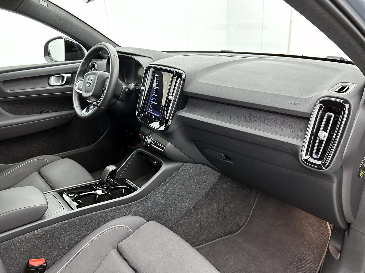 Volvo C40 Recharge Plus 69 kWh SOH 95% / Panoramadak / Trekhaak / Camera / Stoel-Stuurverwarming / Navigatie / Radio-multimedia / Apk 01-2027