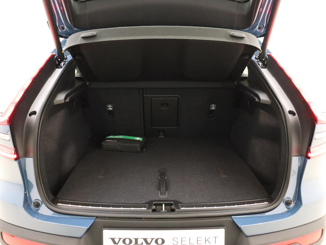 Volvo C40 Extended Range Plus / El. Trekhaak / Nubuck / Getint glas / Gratis onderhoud t/m 17-01-2028 / Climate /