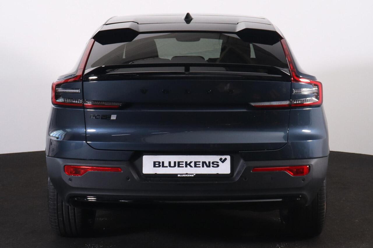 Volvo EC40 Single Motor Extended Range Plus Black Edition - Panoramadak - IntelliSafe Assist & Surround - Parkeercamera achter - Verwarmde voorstoelen & stuur - Parkeersensoren voor & achter - Getint glas - Draadloze tel. lader - Warmtepomp - 20' LMV