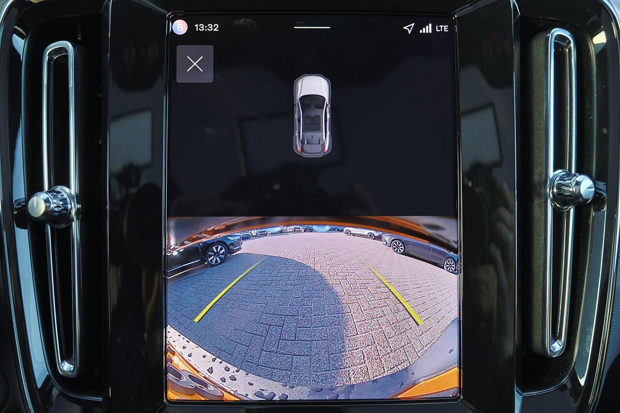 Volvo EC40 Single Motor Extended Range Plus Black Edition - Panoramadak - IntelliSafe Assist & Surround - Parkeercamera achter - Verwarmde voorstoelen & stuur - Parkeersensoren voor & achter - Getint glas - Draadloze tel. lader - Warmtepomp - 20' LMV