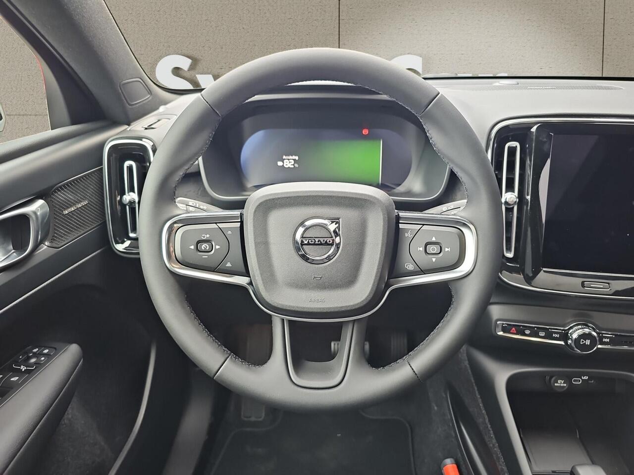 Volvo EC40 Single Motor Extended Range Plus Black Edition | Stoelverwarming | Extra getint glas | Panoramadak | Harman/Kardon Audio |