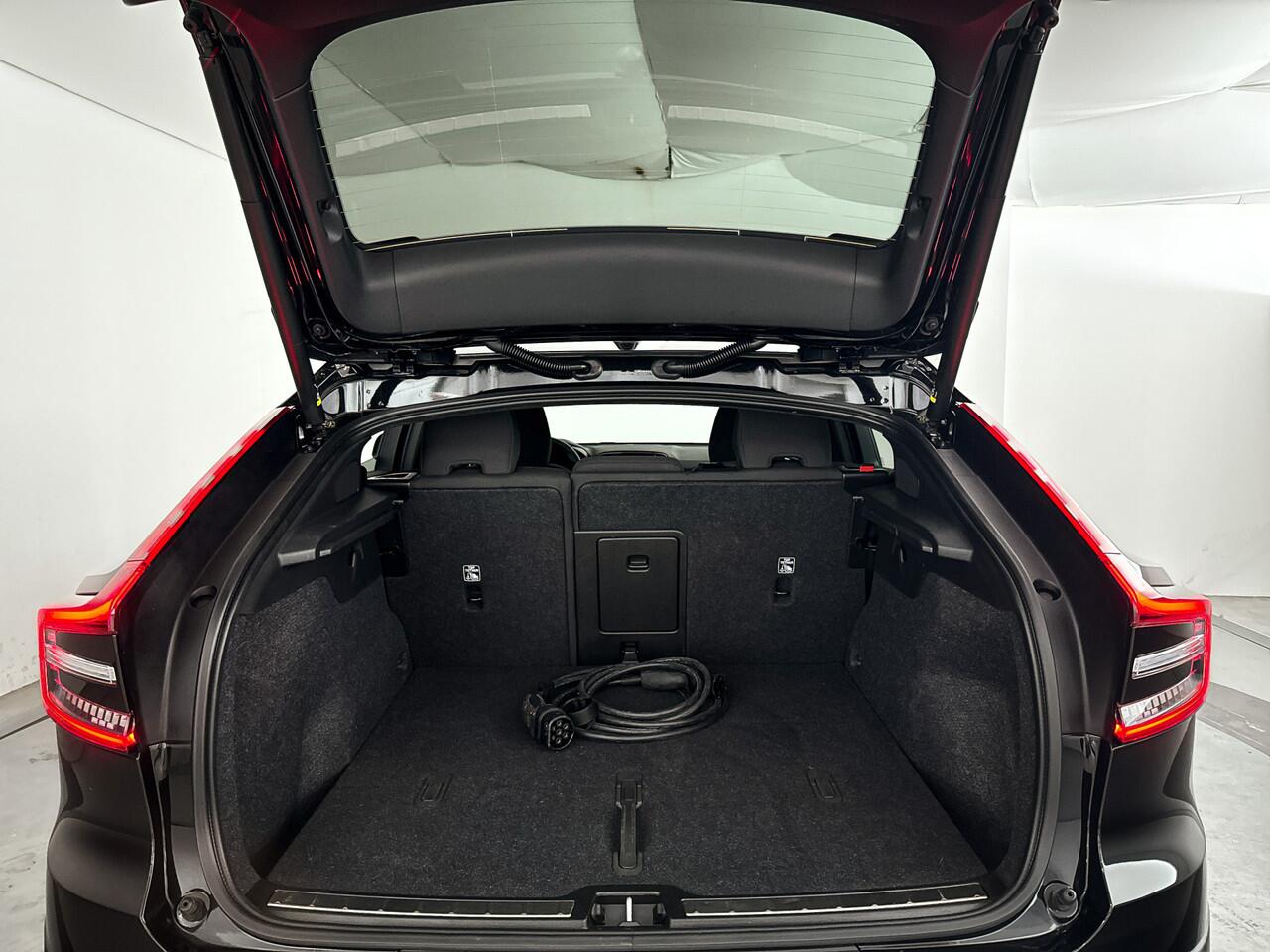 Volvo EC40 Single Motor Plus Black Edition 70 kWh | Panoramadak | 360° Camera | Harman Kardon | Trekhaak