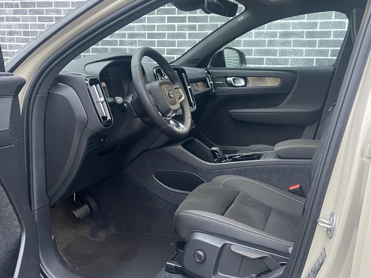 Volvo EC40 Single Motor Extended Range 82 kWh Plus | Google | Long Range | Panoramadak | Keyless | Harman Kardon Audio | Elektrische Achterklep | Camera | Stoel-/Stuurverwarming | Adaptieve Cruise | Getint Glas | Luxe Bekleding | Zitverlenging | 21" Polestar LM