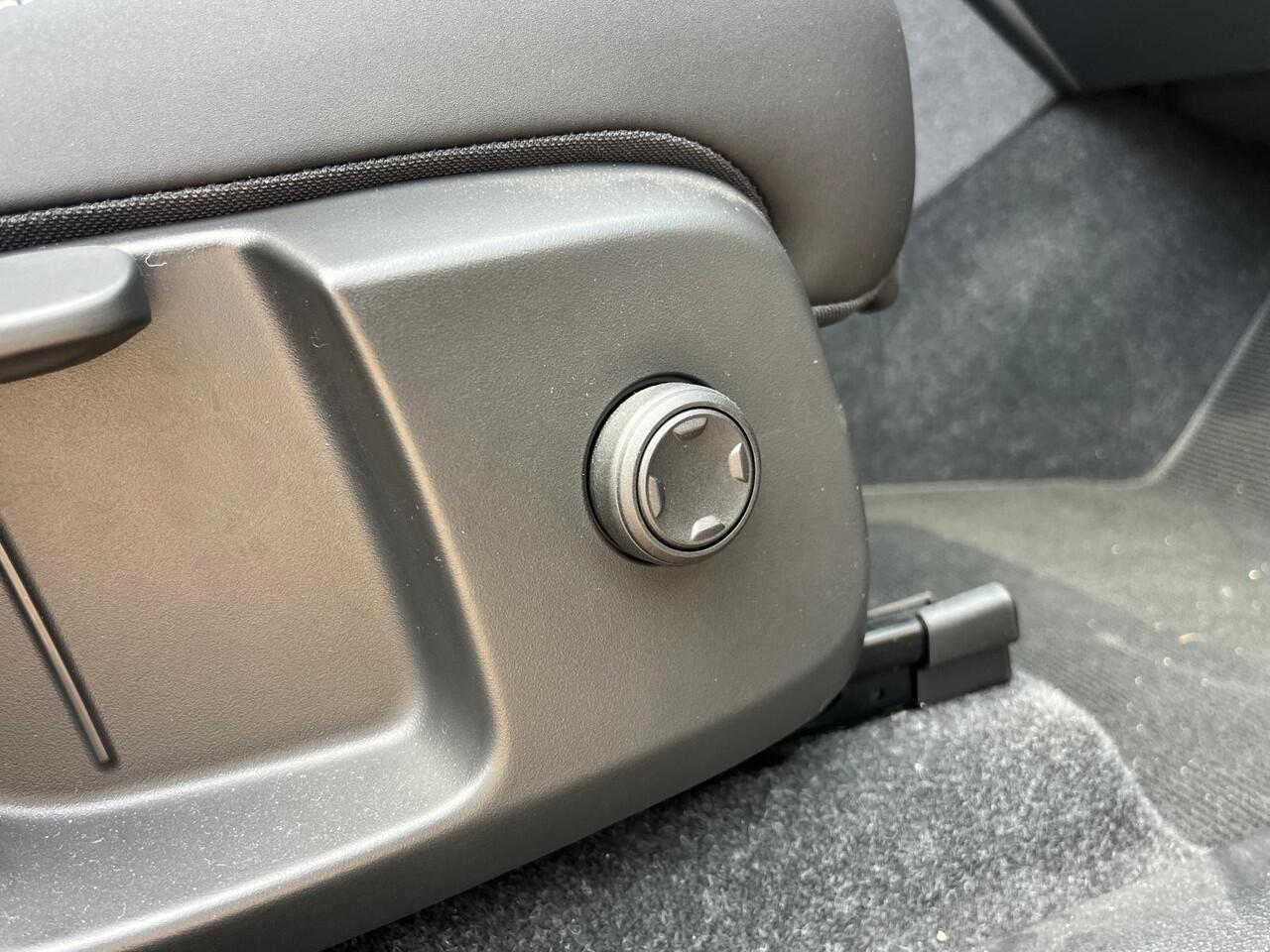 Volvo EC40 Single Motor Extended Range Plus 82 kWh | Donker getinte ramen | Trekhaak