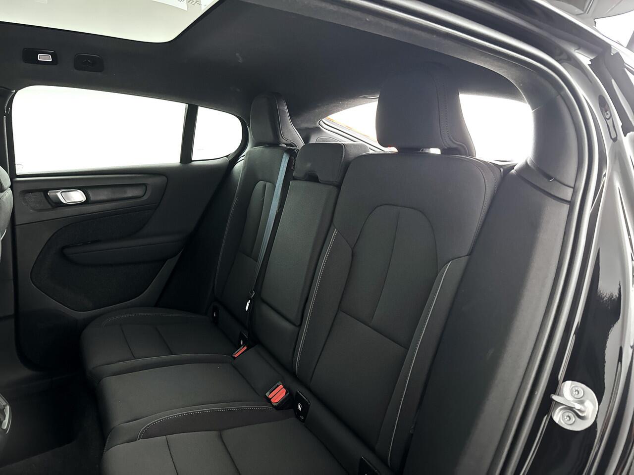 Volvo EC40 Single Motor Plus Black Edition 70 kWh | Panoramadak | 360° Camera | Harman Kardon | Trekhaak