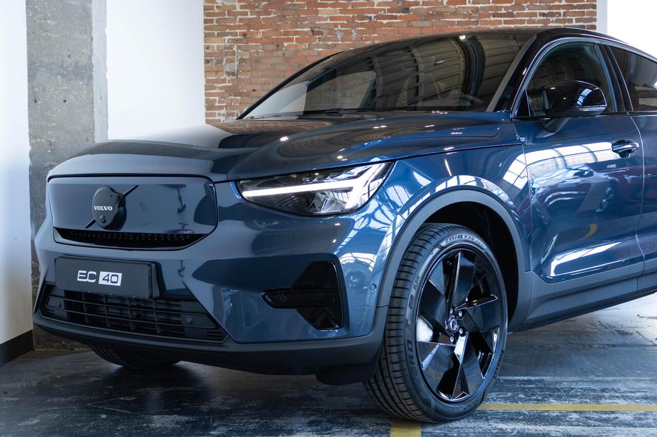 Volvo EC40 Single Motor Extended Range Plus Black Edition | Panoramadak | Verwarmbare voorstoelen&stuurwiel | 360º Camera | Premium audio by Harman Kardon | Keyless Entry/Start | Warmtepomp | 20 inch lichtmetalen velgen