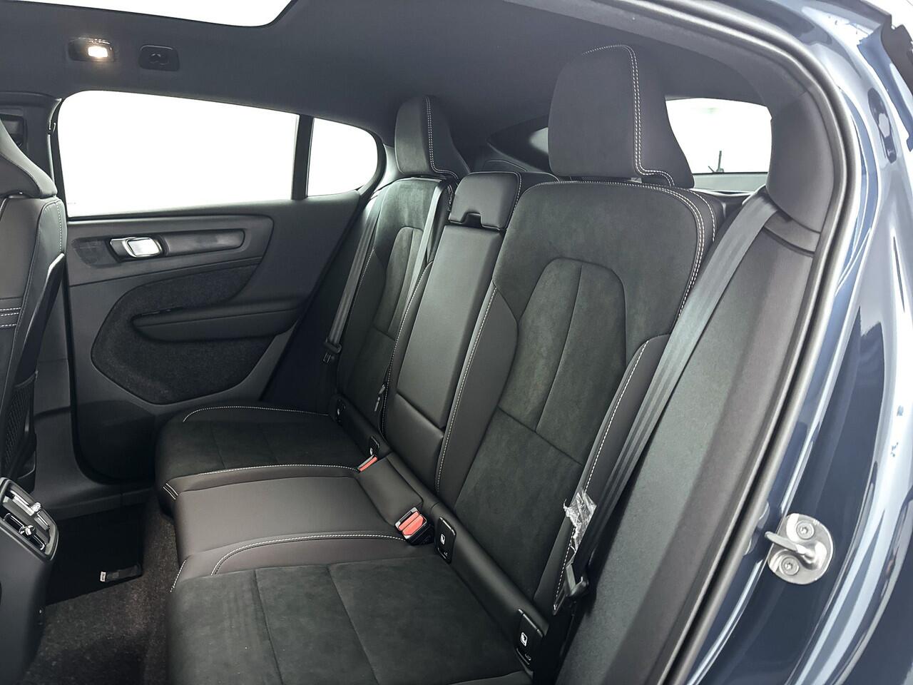 Volvo EC40 Single Motor Extended Range Ultra Black Ed. 82 kWh | Panoramadak | 360° camera | Harman Kardon