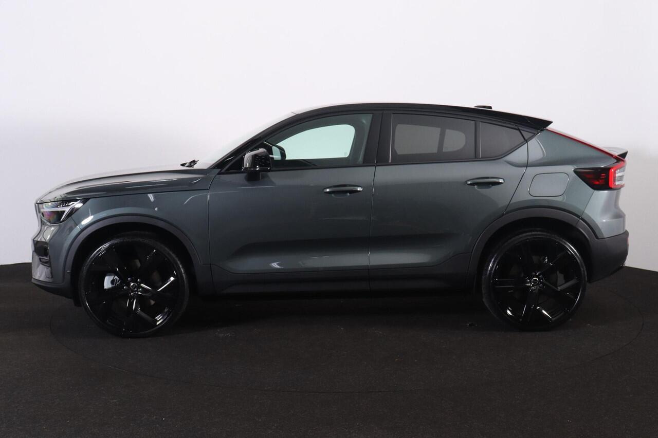 Volvo EC40 Single Motor Extended Range Plus Black Ed. 82 kWh - Panoramadak - IntelliSafe Assist & Surround - Parkeercamera achter - Verwarmde voorstoelen & stuur - Parkeersensoren voor & achter - Getint glas - Draadloze tel. lader - Warmtepomp - 22' LMV - Lederen be