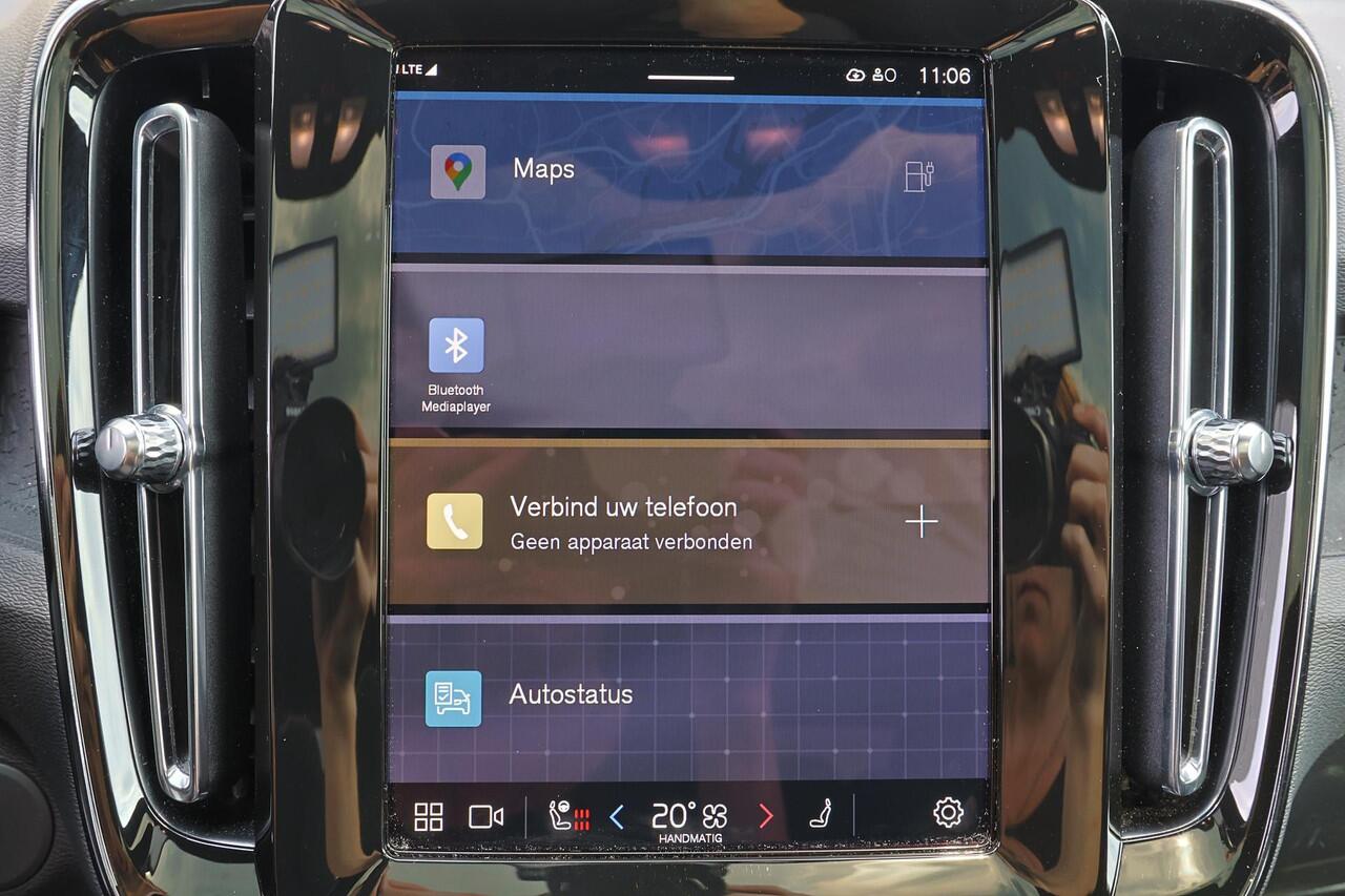 Volvo EC40 Performance Ultra 82 kWh - Panoramadak - IntelliSafe Assist & Surround - 360º Camera - Harman/Kardon audio - Verwarmde voorstoelen, stuur & achterbank - Parkeersensoren voor & achter - Elektr. bedienb. voorstoelen met geheugen links - Draadloze tel. lader