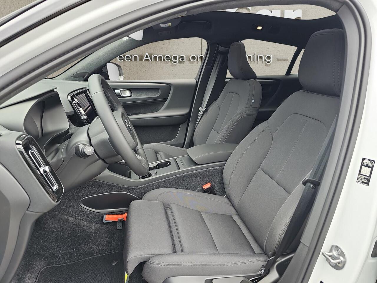 Volvo EC40 Single Motor Extended Range Plus Black Edition | Stoelverwarming | Extra getint glas | Panoramadak | Harman/Kardon Audio |