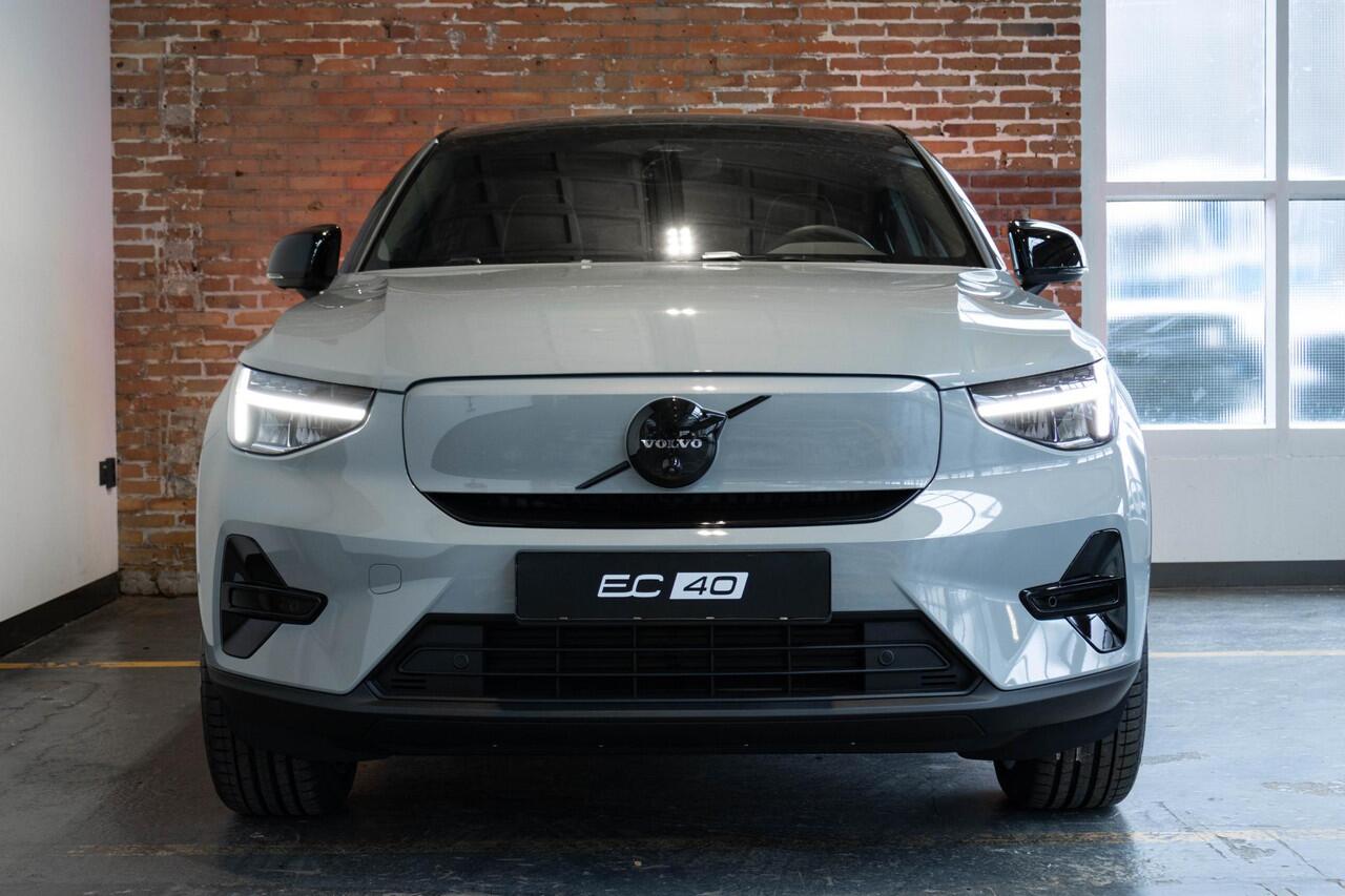 Volvo EC40 Single Motor Extended Range Ultra Black Edition Panoramadak | Verwarmbare voorstoelen&stuurwiel | 360º Camera | Premium Audio by Harman Kardon | Elektrisch Verstelbare Voorstoelen | Keyless Entry | Apple carplay/Android auto | Warmtepomp