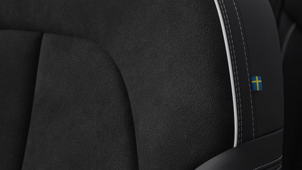 Volvo EC40 Single Motor Extended Range Ultra Black Edition | Verwacht Dec. 2025 | 360º Camera | Extra Getint Glas | Harman Kardon Premium Audio | Elektrisch Verstelbare Voorstoelen | Keyless Entry | Stoel/Stuurverwarming |