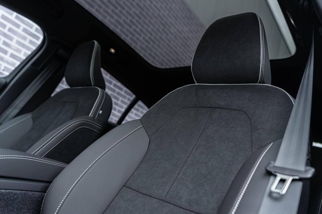 Volvo EC40 Extended Range Ultra Black Edition | Google | Long Range | Luxe Bekleding | Memory | Elek. Stoelen | 360 Camera | Panoramadak | Keyless | Getint Glas