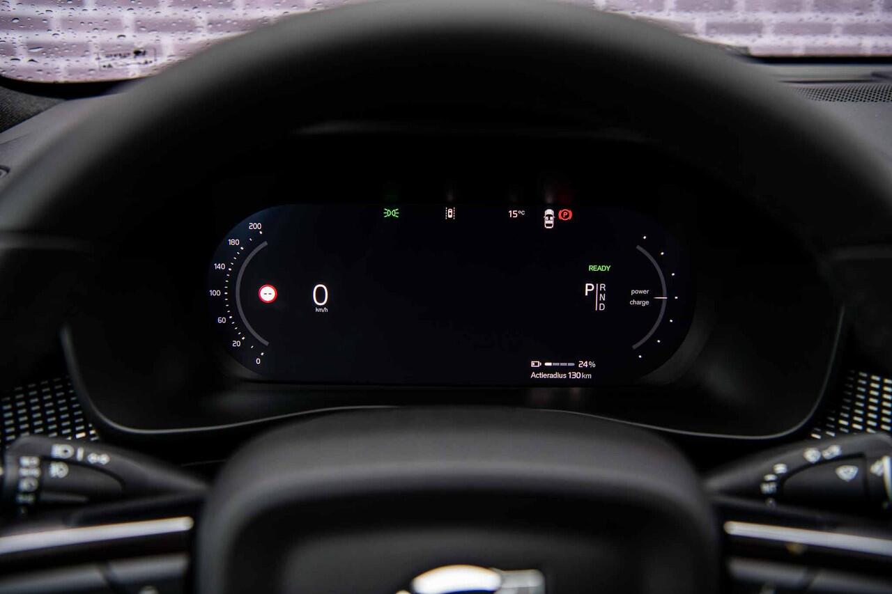 Volvo EC40 Single Motor Extended Range Ultra Black Edition | Harman Kardon | 20" | Panoramadak | Donker Glas | Power Seats |