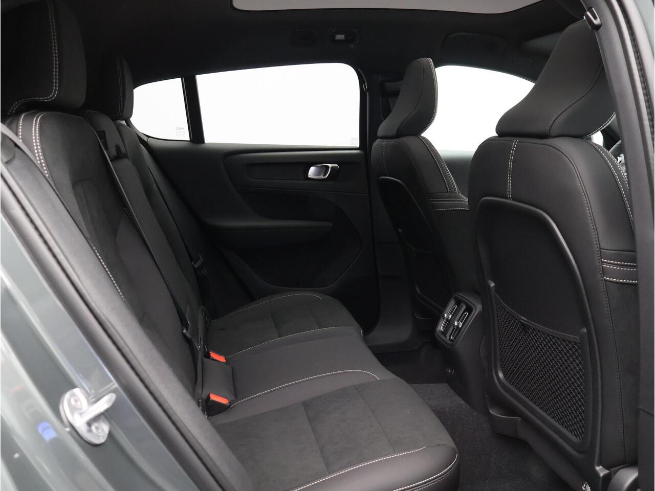 Volvo EC40 Single Motor Extended Range Plus 82 kWh / Stoel- + stuurwielverwarming / BLIS / Harman Kardon / Achteruitrijcamera / Nubuck