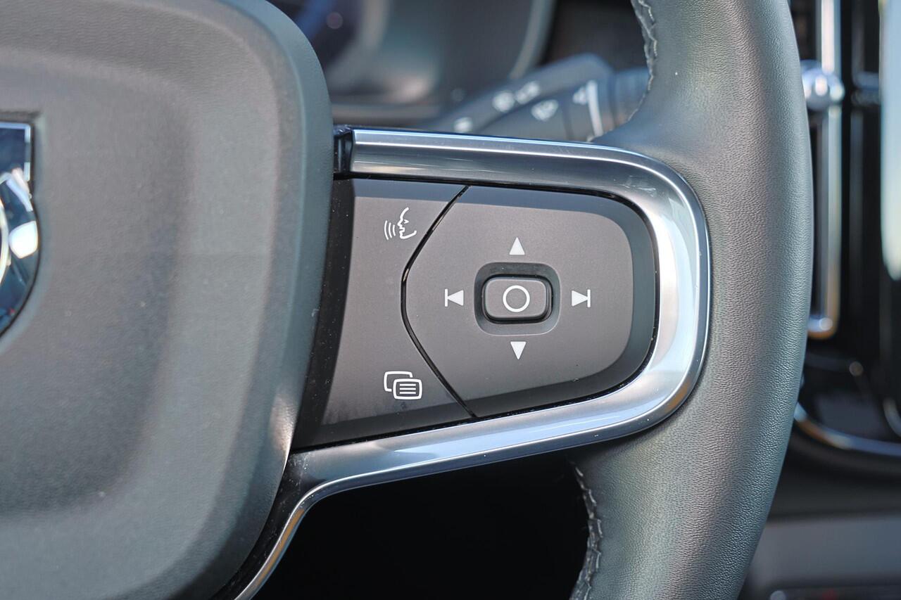 Volvo EC40 Extended Range Ultra Black Ed. 82 kWh - Panoramadak - IntelliSafe Assist & Surround - 360º Camera - Harman/Kardon audio - Verwarmde voorstoelen, stuur & achterbank - Parkeersensoren voor & achter - Elektr. bedienb. voorstoelen met geheugen links - Draadlo