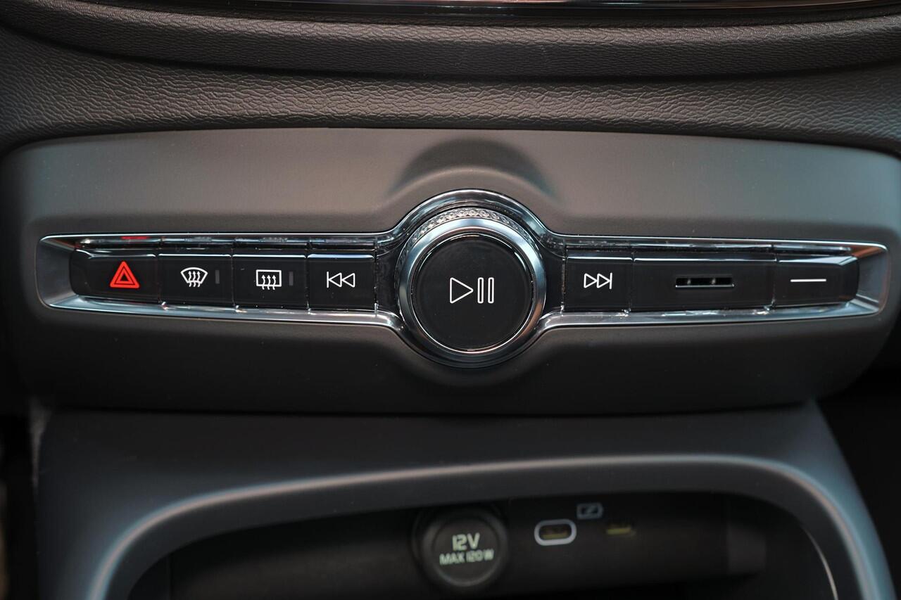 Volvo EC40 Single Motor Extended Range Plus Black Ed. 82 kWh - Panoramadak - IntelliSafe Assist & Surround - Parkeercamera achter - Verwarmde voorstoelen & stuur - Parkeersensoren voor & achter - Getint glas - Draadloze tel. lader - Warmtepomp - 22' LMV - Lederen be