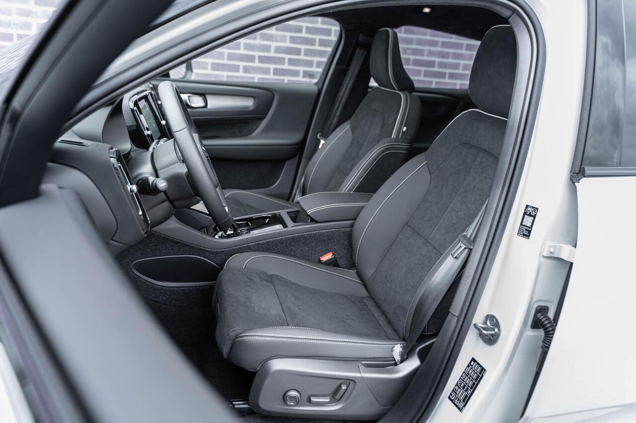 Volvo EC40 Extended Range Ultra Black Edition | Google | Long Range | Luxe Bekleding | Memory | Elek. Stoelen | 360 Camera | Panoramadak | Keyless | Getint Glas