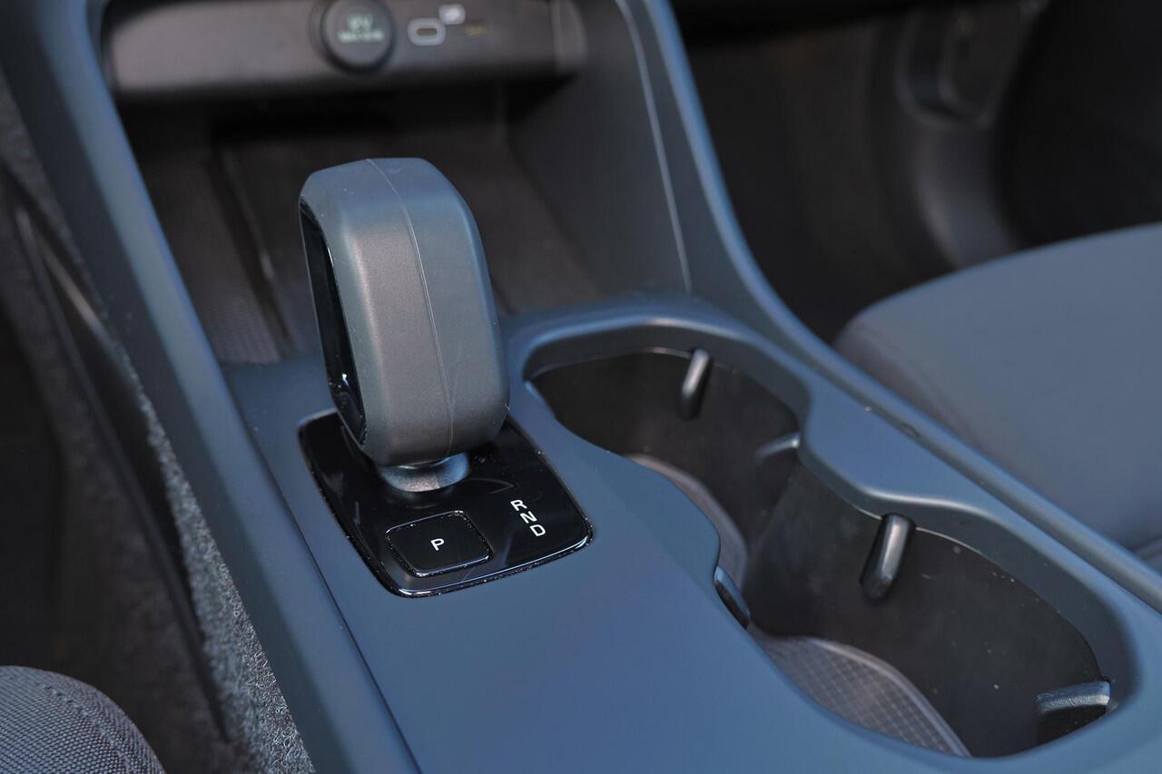 Volvo EC40 Extended Range Ultra Black Ed. 82 kWh - Panoramadak - IntelliSafe Assist & Surround - 360º Camera - Harman/Kardon audio - Verwarmde voorstoelen, stuur & achterbank - Parkeersensoren voor & achter - Elektr. bedienb. voorstoelen met geheugen links - Draadlo