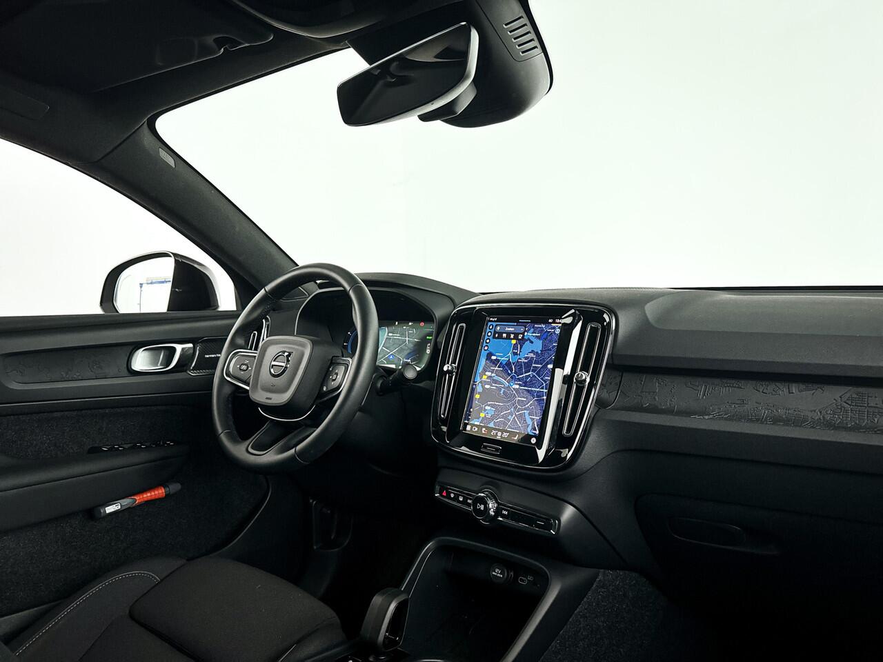 Volvo EC40 Single Motor Plus Black Edition 70 kWh | Panoramadak | 360° Camera | Harman Kardon | Trekhaak