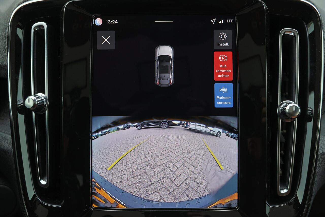 Volvo EC40 Single Motor Extended Range Plus Black Ed. 82 kWh - Panoramadak - IntelliSafe Assist & Surround - Parkeercamera achter - Verwarmde voorstoelen & stuur - Parkeersensoren voor & achter - Getint glas - Draadloze tel. lader - Warmtepomp - 22' LMV - Lederen be