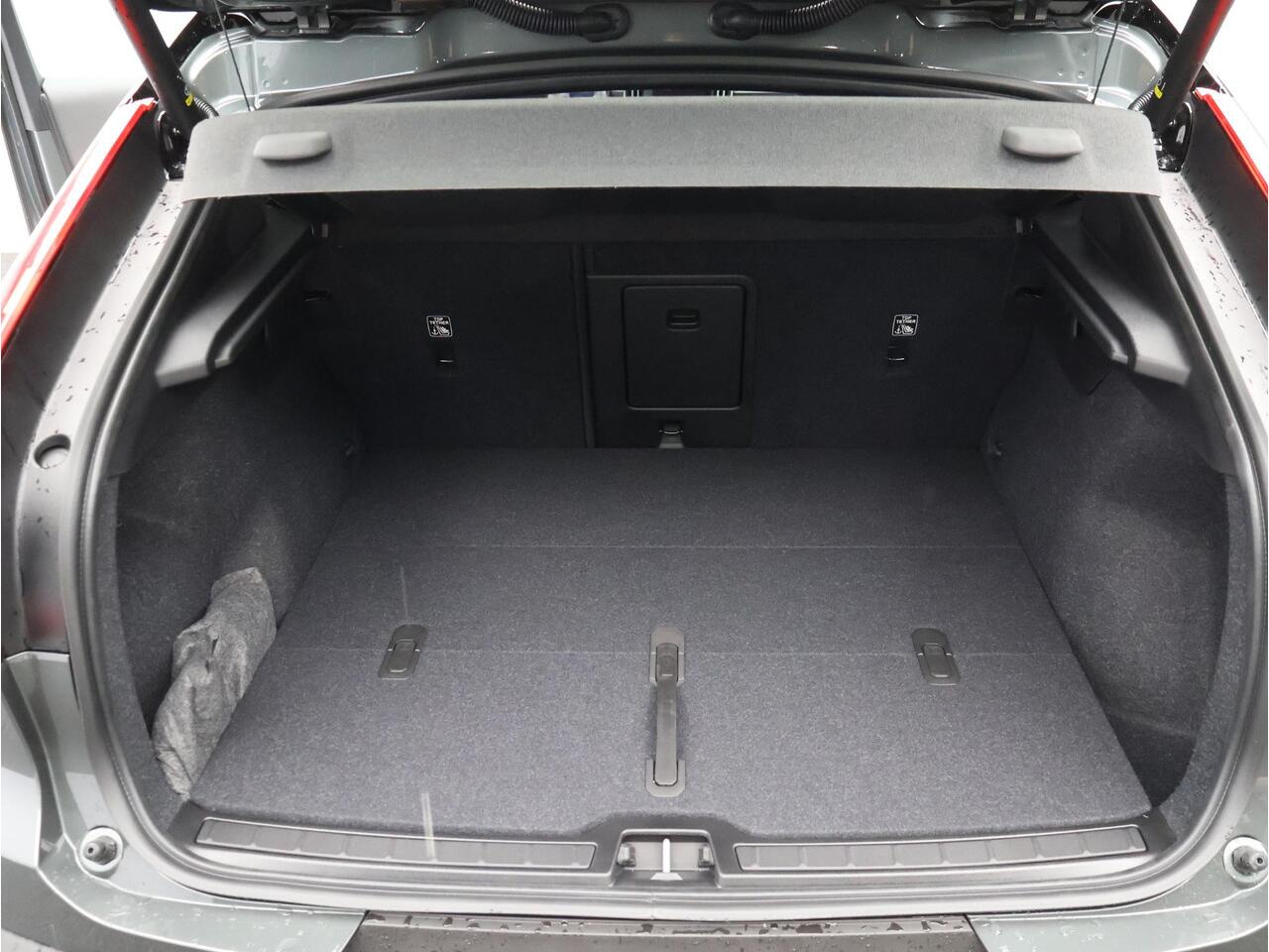 Volvo EC40 Single Motor Extended Range Plus 82 kWh / Stoel- + stuurwielverwarming / BLIS / Harman Kardon / Achteruitrijcamera / Nubuck