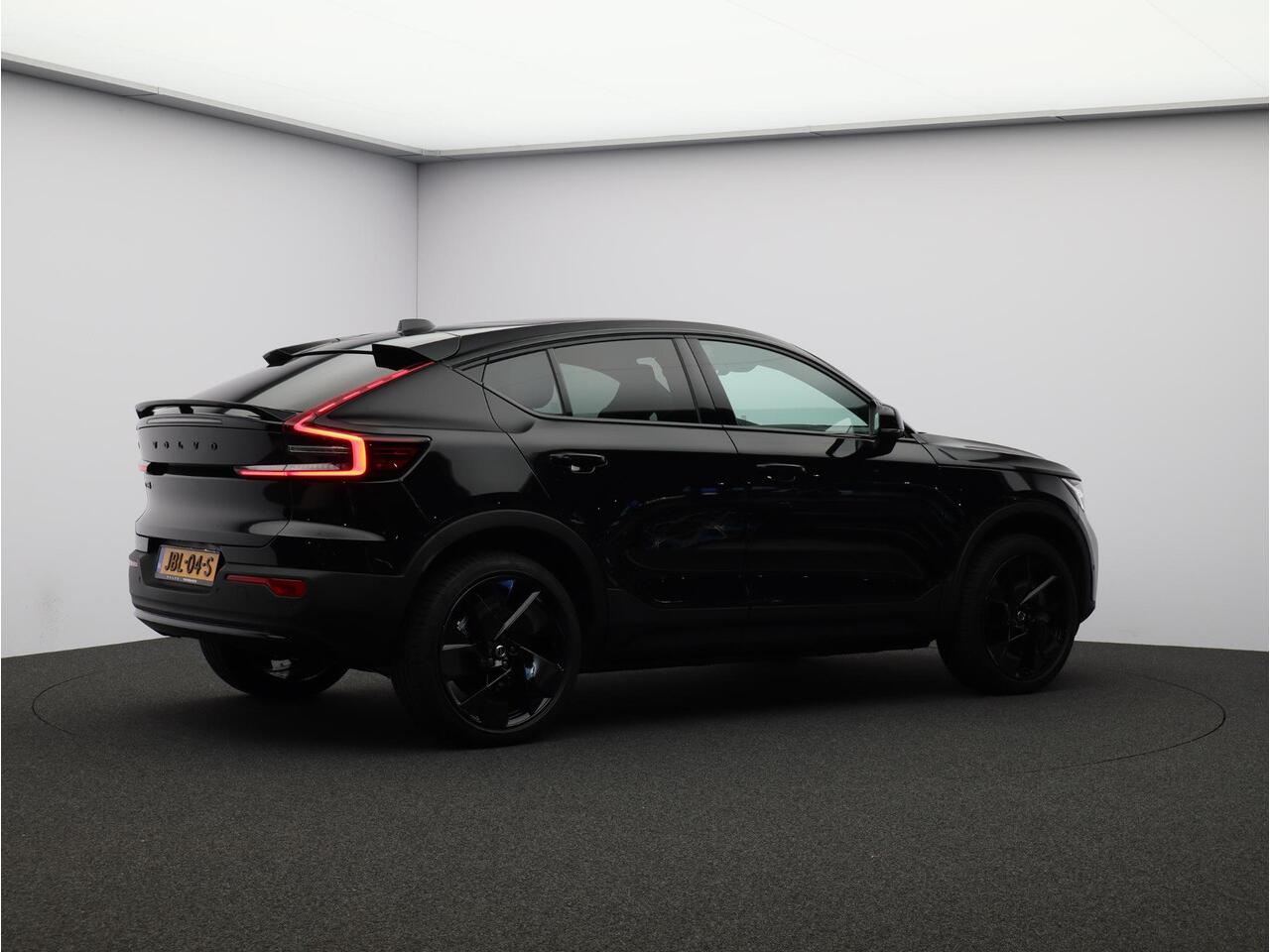 Volvo EC40 Single Motor Extended Range Ultra Black Ed. 82 kWh / Elektrische Stoelen / 360 Camera / Harman Kardon / Stoel+Stuurverwarming / Adaptive Cruise / BLIS /