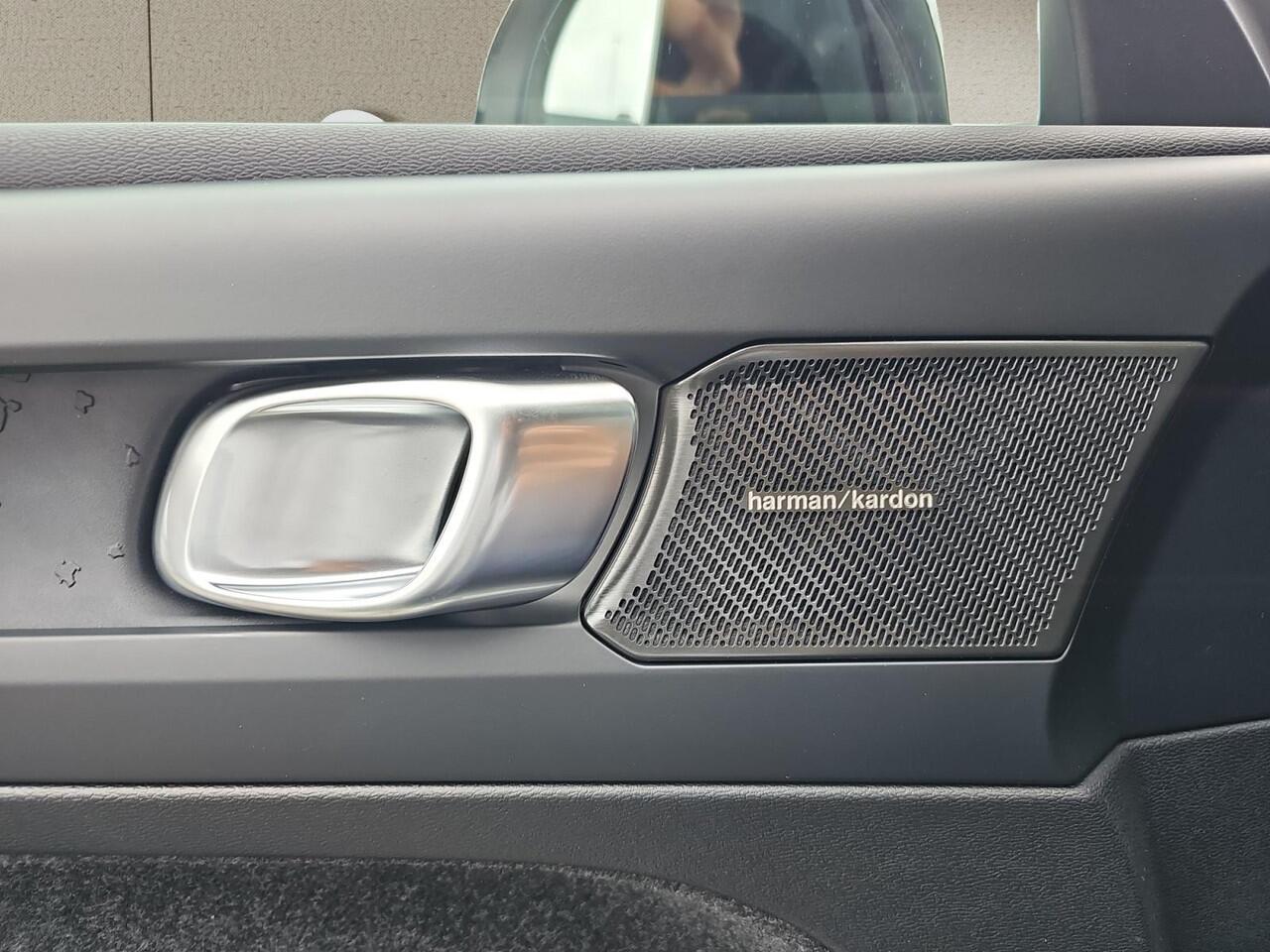 Volvo EC40 Single Motor Extended Range Plus Black Edition | PRIVATE LEASE VANAF: ¤989 p.m. | Stoelverwarming | Extra getint glas | Panoramadak | Harman/Kardon Audio |