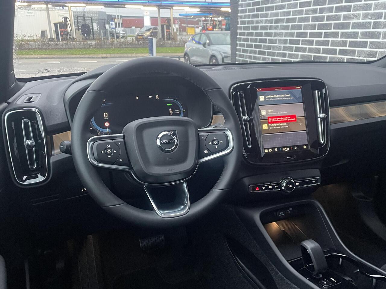 Volvo EC40 Single Motor Extended Range Plus | Google | Longe Range | Panoramadak | Keyless | Harman Kardon Audio | Elektrische Achterklep | Camera | Stoel-/Stuurverwarming | Adaptieve Cruise | Getint Glas | Luxe Bekleding | Zitverlenging | 21" Polestar LM