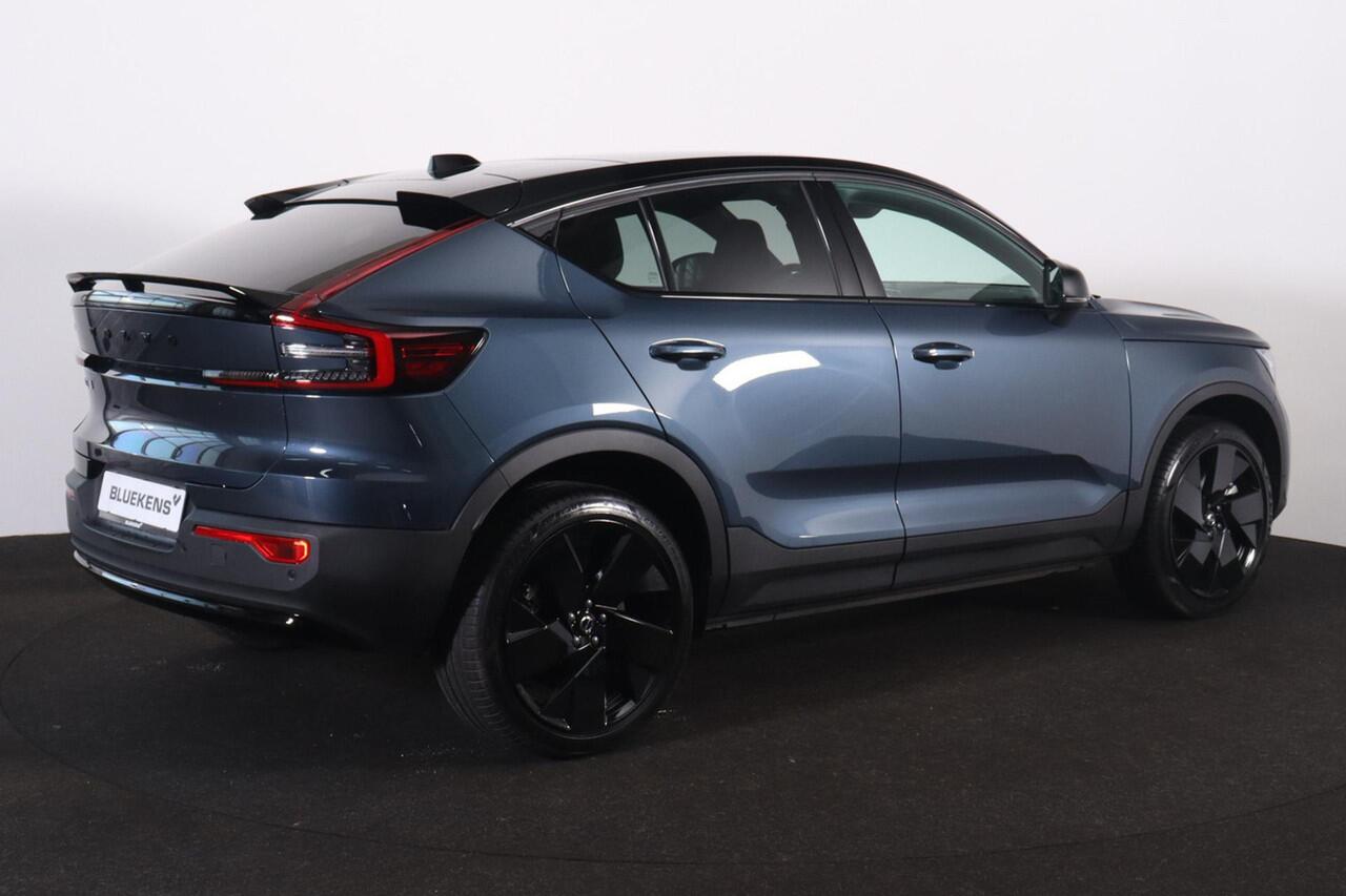 Volvo EC40 Single Motor Extended Range Plus Black Edition - Panoramadak - IntelliSafe Assist & Surround - Parkeercamera achter - Verwarmde voorstoelen & stuur - Parkeersensoren voor & achter - Getint glas - Draadloze tel. lader - Warmtepomp - 20' LMV