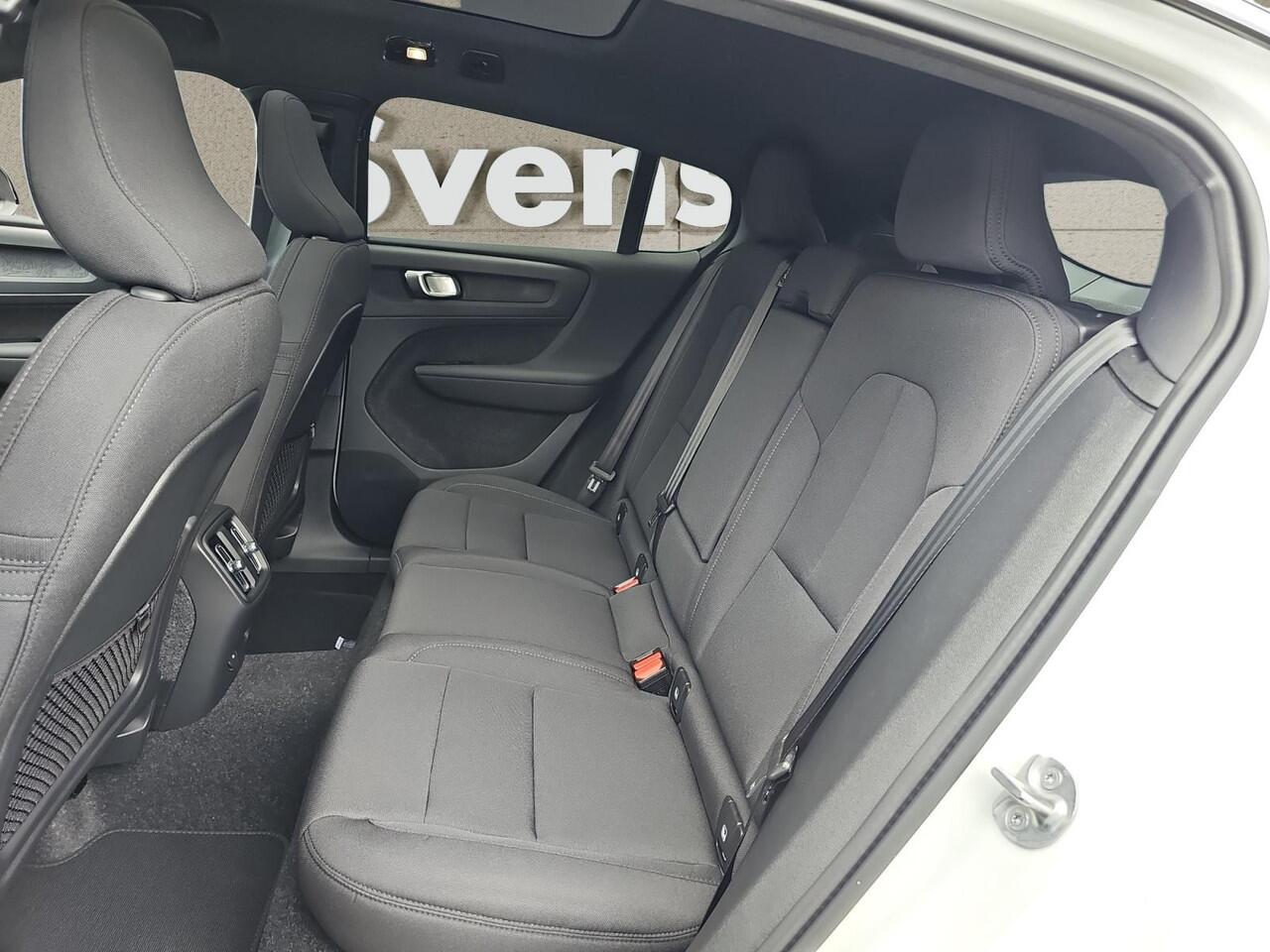 Volvo EC40 Single Motor Extended Range Plus Black Edition | Stoelverwarming | Extra getint glas | Panoramadak | Harman/Kardon Audio |