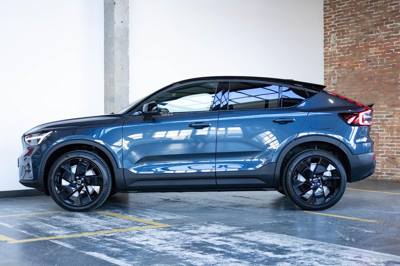 Volvo EC40 Single Motor Extended Range Plus Black Edition | Panoramadak | Verwarmbare voorstoelen&stuurwiel | 360º Camera | Premium audio by Harman Kardon | Keyless Entry/Start | Warmtepomp | 20 inch lichtmetalen velgen