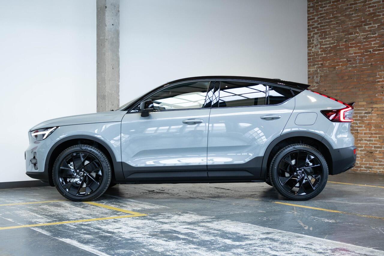 Volvo EC40 Single Motor Extended Range Ultra Black Edition Panoramadak | Verwarmbare voorstoelen&stuurwiel | 360º Camera | Premium Audio by Harman Kardon | Elektrisch Verstelbare Voorstoelen | Keyless Entry | Apple carplay/Android auto | Warmtepomp