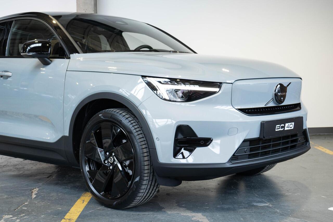 Volvo EC40 Single Motor Extended Range Ultra Black Edition Panoramadak | Verwarmbare voorstoelen&stuurwiel | 360º Camera | Premium Audio by Harman Kardon | Elektrisch Verstelbare Voorstoelen | Keyless Entry | Apple carplay/Android auto | Warmtepomp