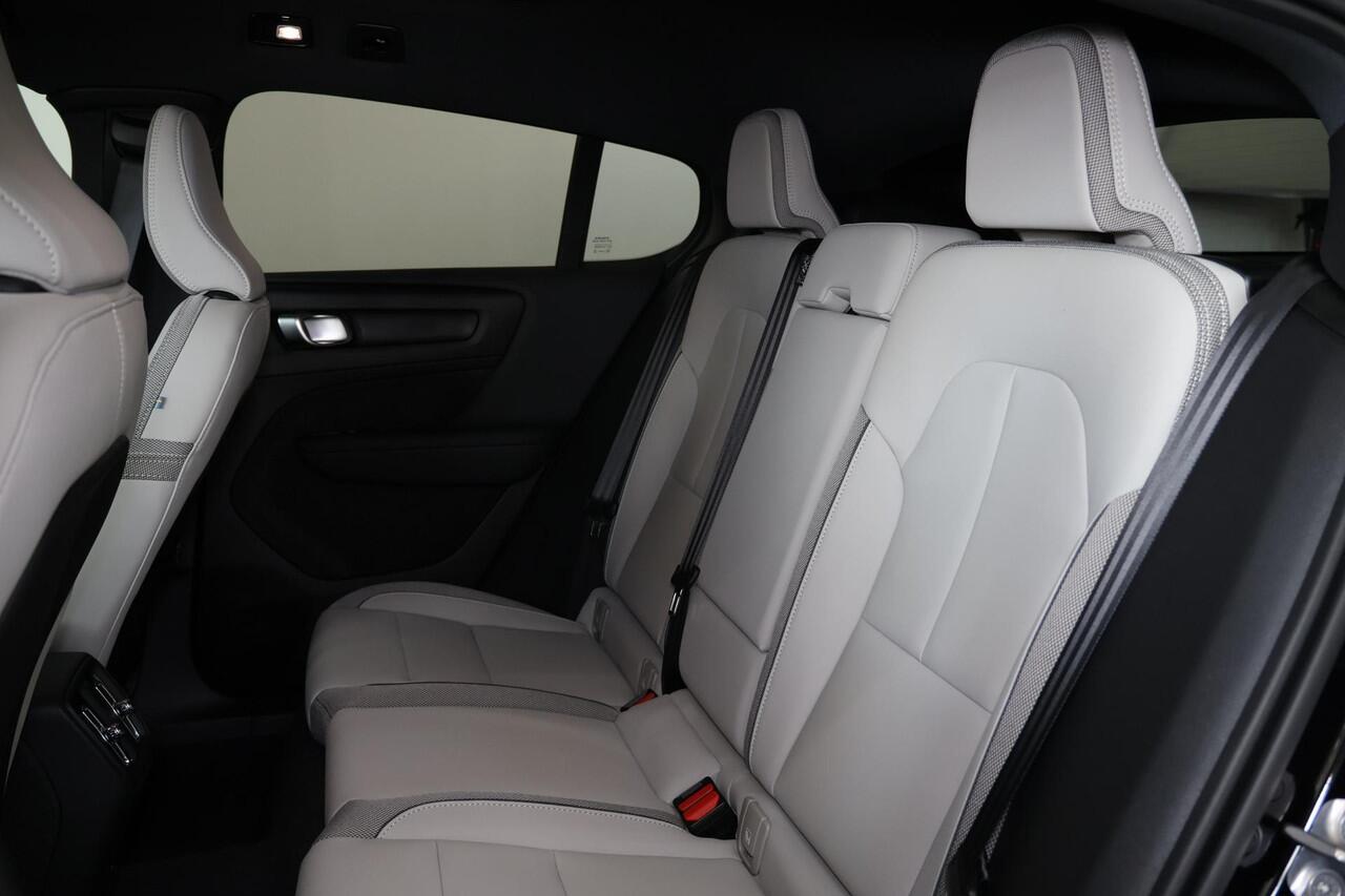 Volvo EC40 Single Motor Extended Range Plus 82 kWh - Panoramadak - IntelliSafe Assist & Surround - Parkeercamera achter - Verwarmde voorstoelen & stuur - Parkeersensoren voor & achter - Getint glas - Draadloze tel. lader - Warmtepomp - 19' LMV