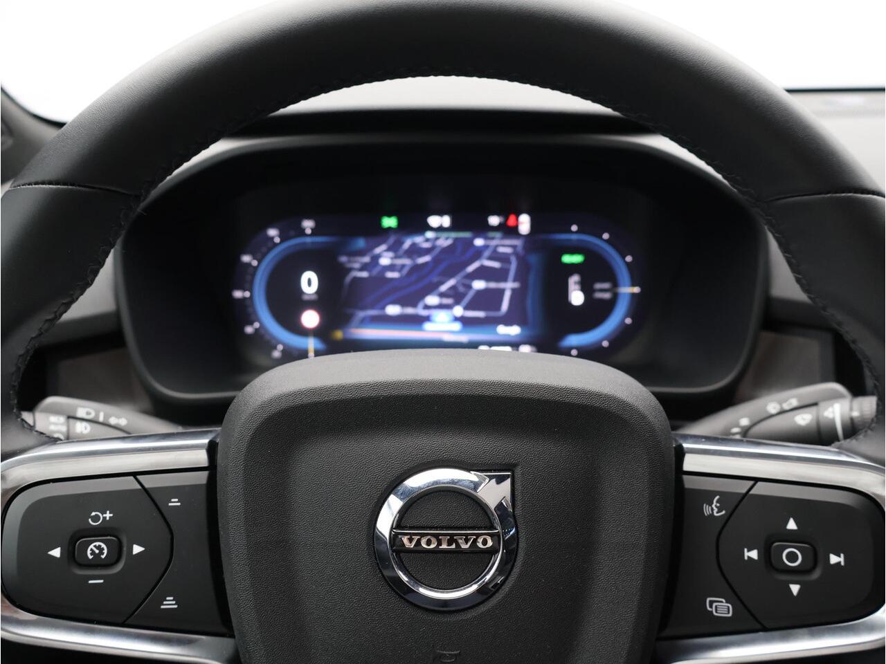Volvo EC40 Single Motor Extended Range Ultra Black Ed. 82 kWh / Elektrische Stoelen / 360 Camera / Harman Kardon / Stoel+Stuurverwarming / Adaptive Cruise / BLIS /