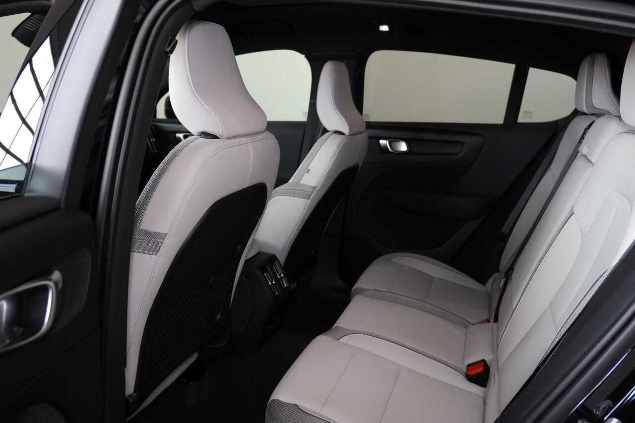 Volvo EC40 Single Motor Extended Range Plus 82 kWh - Panoramadak - IntelliSafe Assist & Surround - Parkeercamera achter - Verwarmde voorstoelen & stuur - Parkeersensoren voor & achter - Getint glas - Draadloze tel. lader - Warmtepomp - 19' LMV