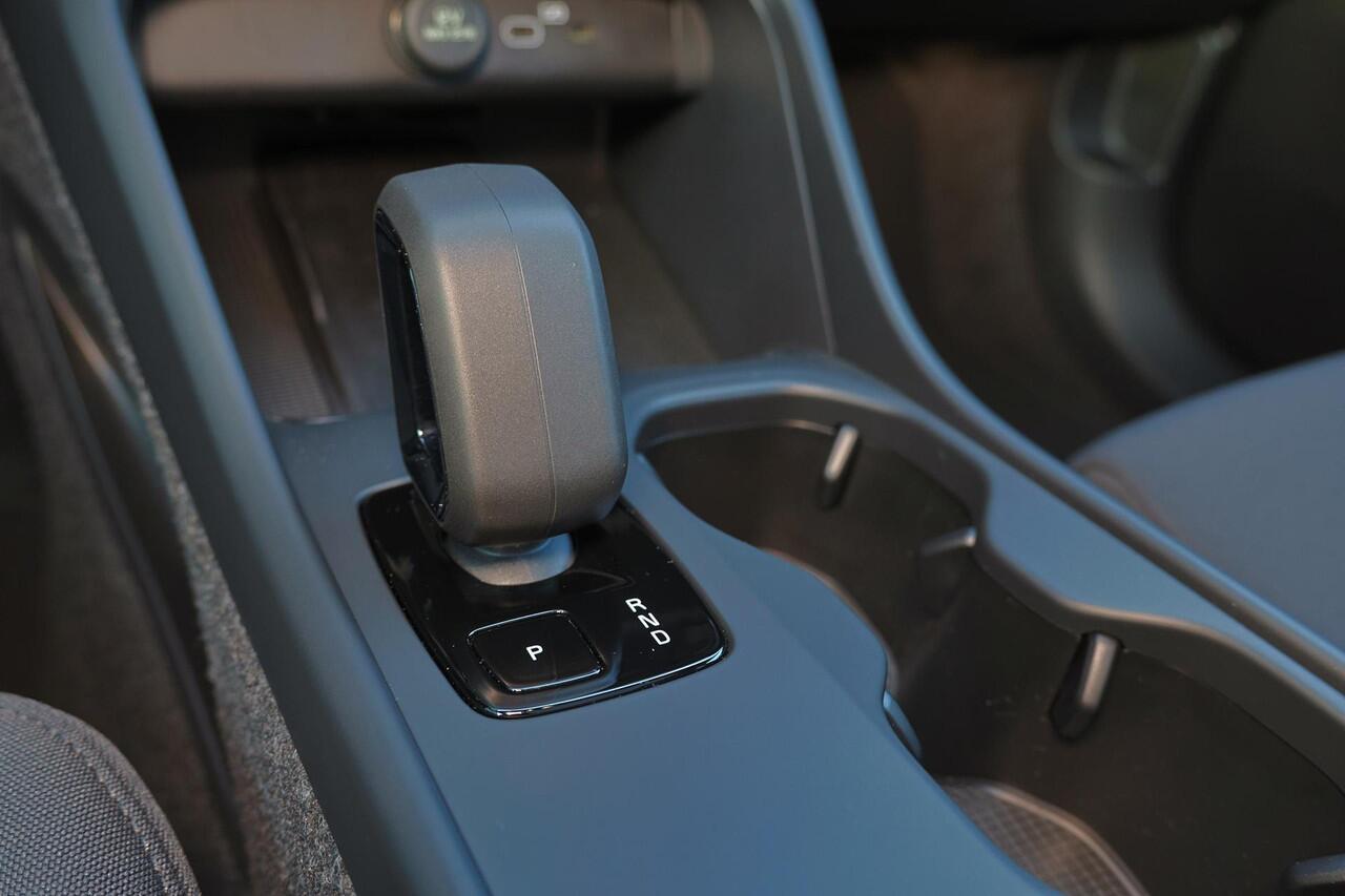 Volvo EC40 Single Motor Extended Range Plus Black Edition - Panoramadak - IntelliSafe Assist & Surround - Parkeercamera achter - Verwarmde voorstoelen & stuur - Parkeersensoren voor & achter - Getint glas - Draadloze tel. lader - Warmtepomp - 20' LMV